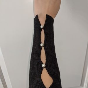 ANN TAYLOR BLACK TOP WITH PEARL DETAIL ON ARMS